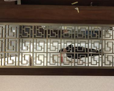 <strong>回形紋青古銅不銹鋼屏風(fēng)</strong>