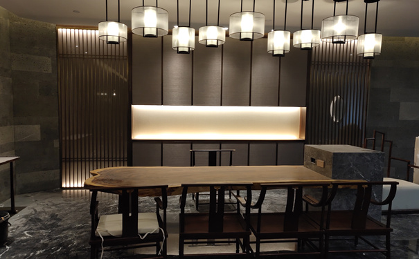 鄭州乾元會(huì)所大廳中的青古銅不銹鋼屏風(fēng) 鄭州乾元會(huì)所大廳中的青古銅不銹鋼屏風(fēng)