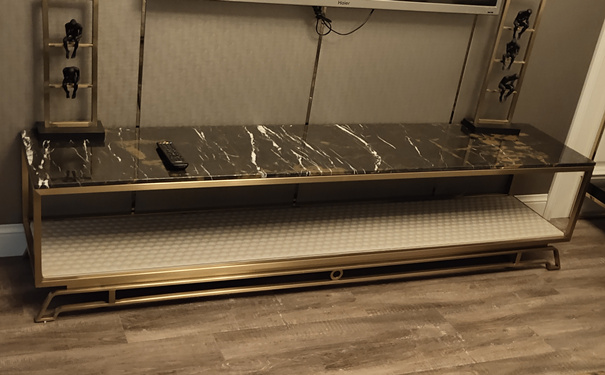 河南酒店標(biāo)準(zhǔn)房間內(nèi)的香檳金不銹鋼電視柜 河南酒店標(biāo)準(zhǔn)房間內(nèi)的香檳金不銹鋼電視柜