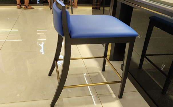 河南鑫馬不銹鋼制品有限公司為珠寶店制作的三色不銹鋼凳子 河南鑫馬不銹鋼制品有限公司為珠寶店制作的三色不銹鋼凳子