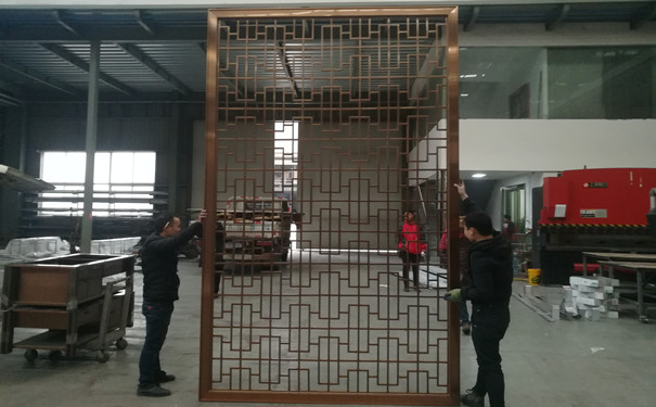河南鑫馬不銹鋼制作的古典中式玫瑰金不銹鋼屏風(fēng)